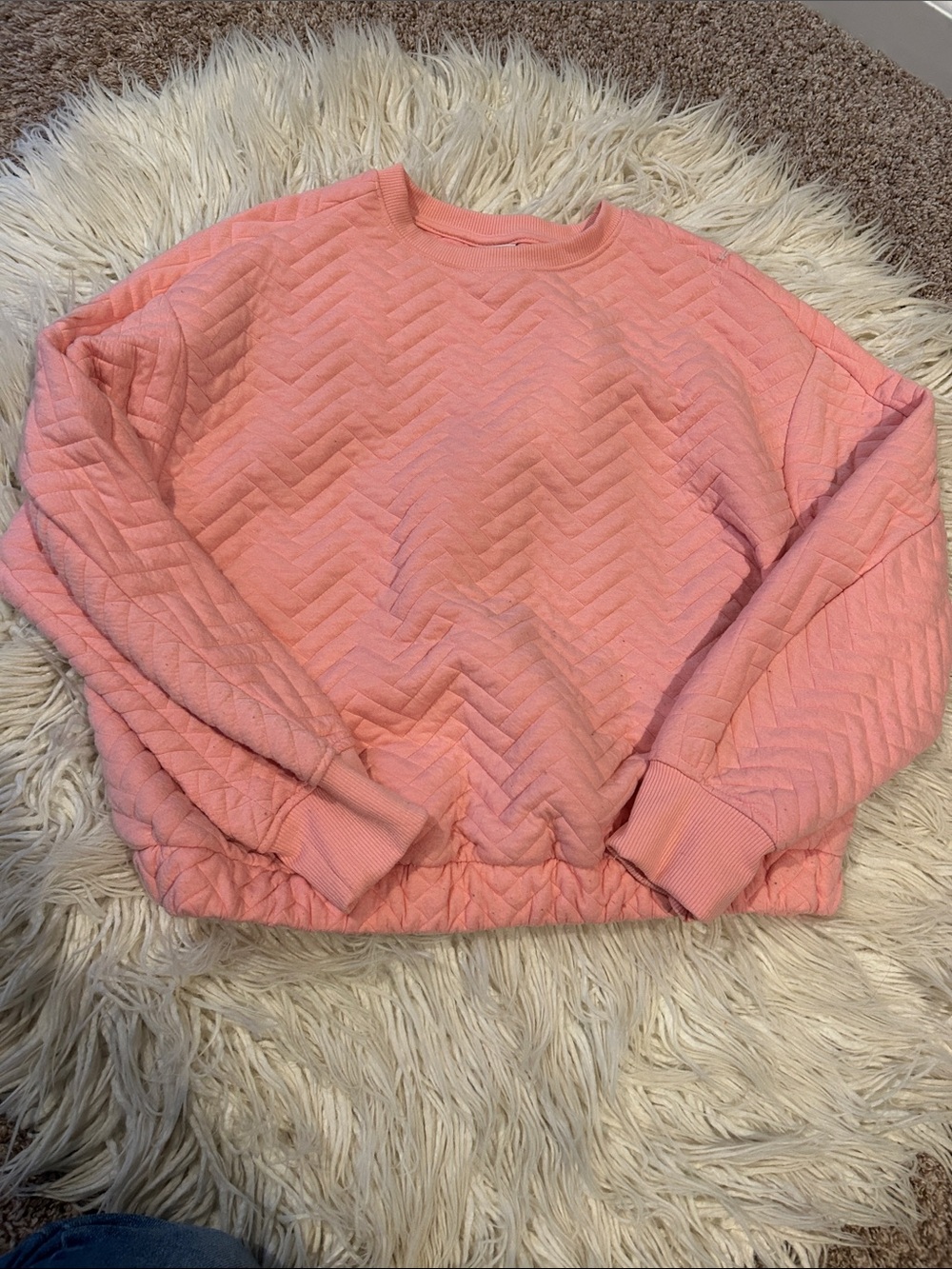 🌷a new day medium women’s Quilted Pink Crewneck Sweatshirt🌷springy coral